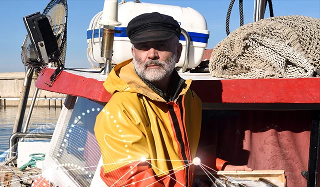 Photo d'un pêcheur de retour de pêche sur son bateau
