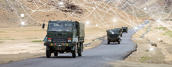 Photo de camions de ravitaillement humanitaire avec un accès internet mobile via une connexion satellite
