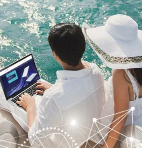 Photo d'un couple sur un yacht navigant sur internet grâce à la connectivité par satellite