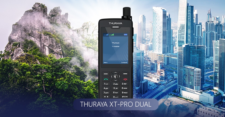 Montage avec la photo d'un téléphone satellite Thuraya XT-Pro Dual sur un fond urbain et un fond montagnard/forestier