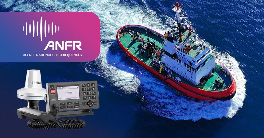 Montage avec le logo de l'Agence Nationale des Fréquences (ANFR), une photo du téléphone satellite LT-3100S GMDSS et un bateau de secours