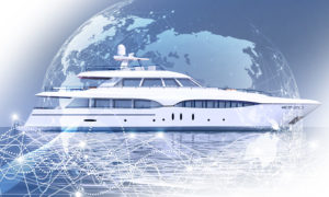 Montage avec un visuel représentant la planète et une photo de méga yacht en mer avec une connectivité satellite Starlink à bord