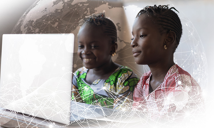 Photo de deux enfants profitant de e-learning sur un ordinateur connecté par satelltie